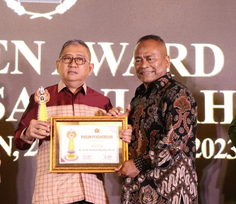 Ketua KONI Sulbar Terima Penghargaan Siwo Award 2023,  ABM Komitmen Kembangkan Olahraga Sulbar
