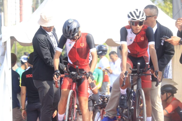 Stang Sepeda Rusak, Atlet Sepeda Sulbar Terpaksa Finish Terakhir di Nomor Team Time Trial 40 Kilometer