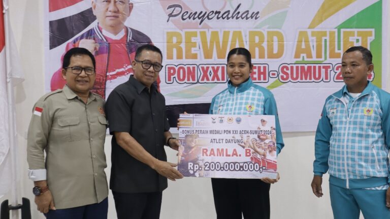 Atlet Dayung Ramla Baharuddin Terima Bonus dari KONI Sulbar